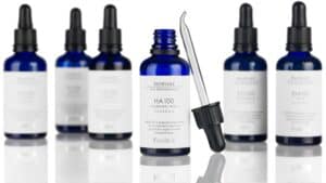 Niebieskie buteleczki z pipetą, kosmetyki Biopure.