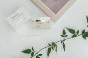 Żel kosmetyczny Forlle'd Hyalogy na tle liści.