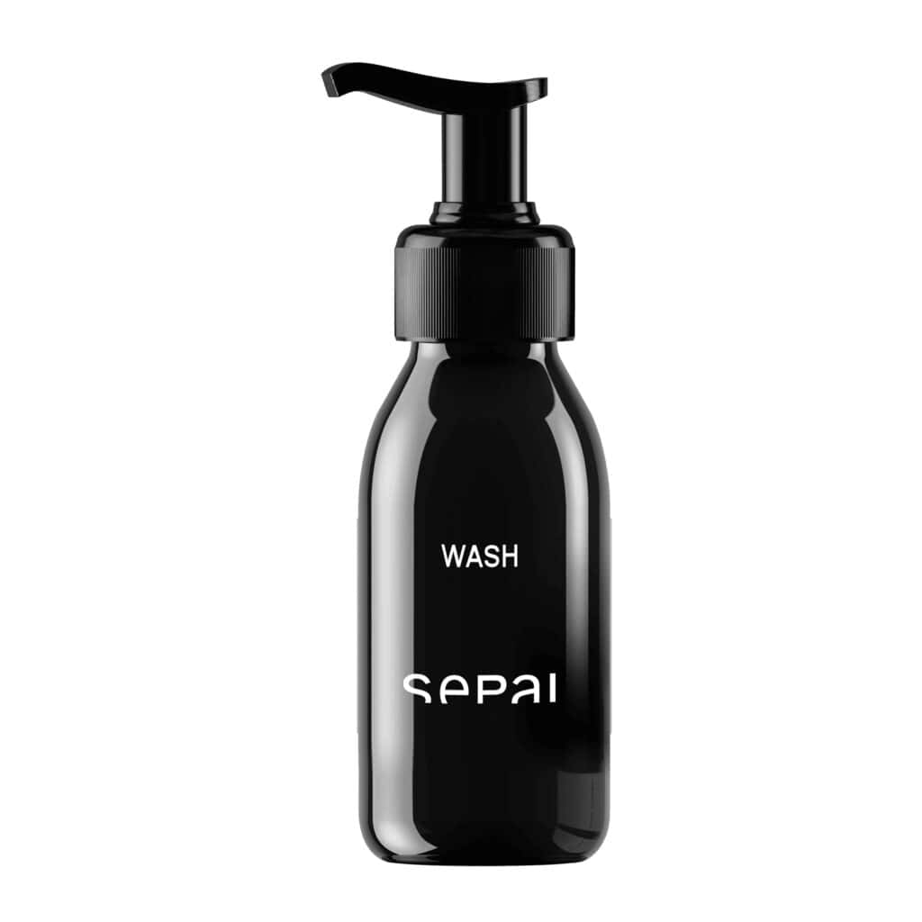 Czarny dozownik z napisem Wash Sepai.