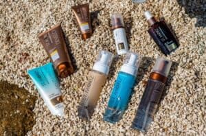 Kosmetyki na żwirowym tle, różne rodzaje i kolory