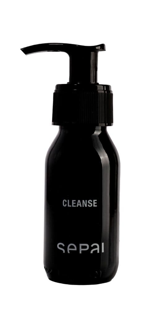 Czarny dozownik z napisem 'Cleanse'.