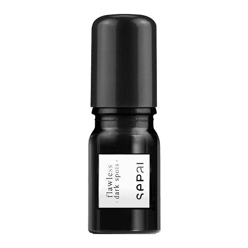 Serum przeciw przebarwieniom marki Sepai w czarnej butelce.
