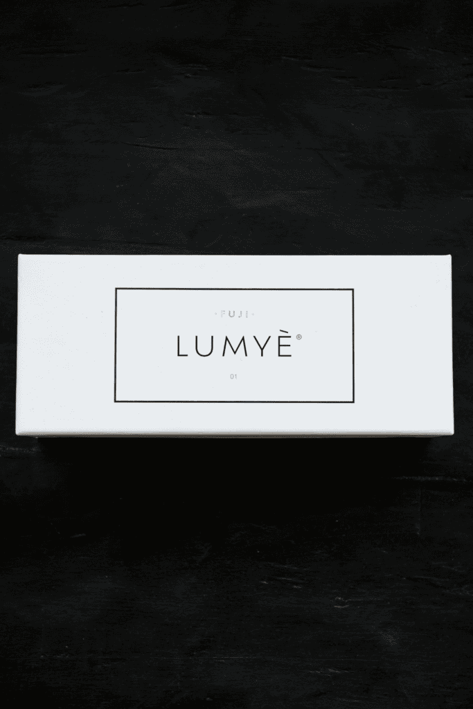 Pudełko kosmetyczne Lumyè na czarnym tle