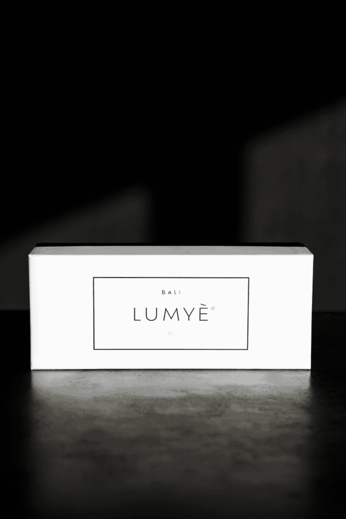 Produkt Lumyē w białym pudełku na stole.