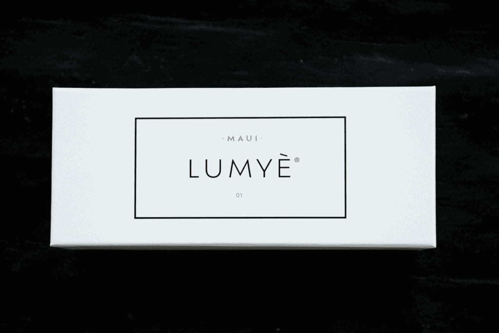 Opakowanie produktu Lumyè Maui na czarnym tle.
