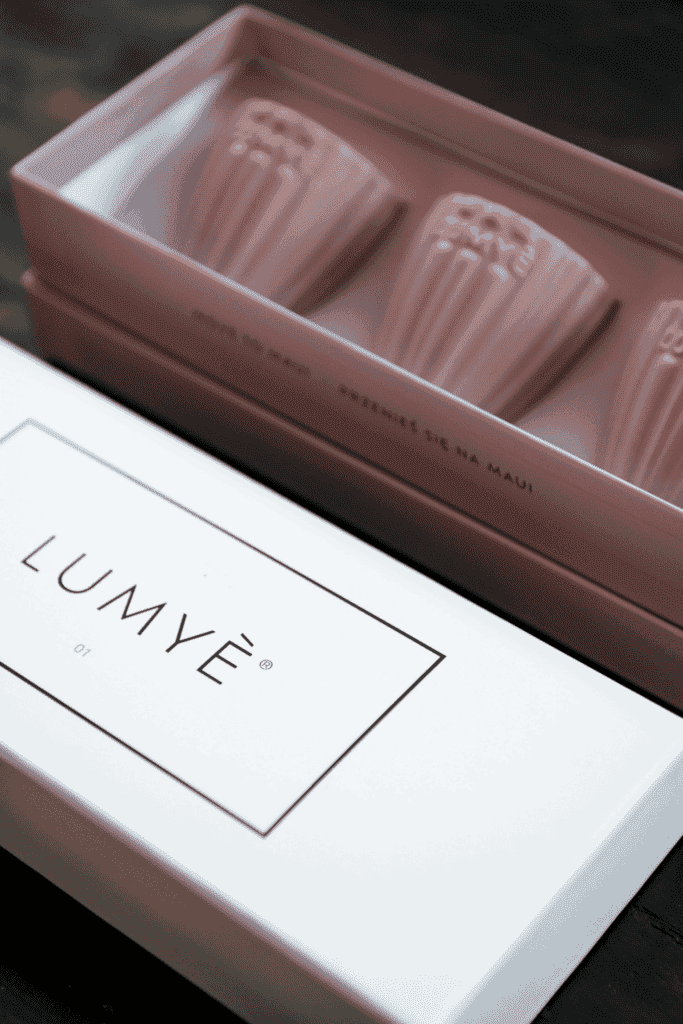 Różowe świece Lumyè w eleganckim opakowaniu