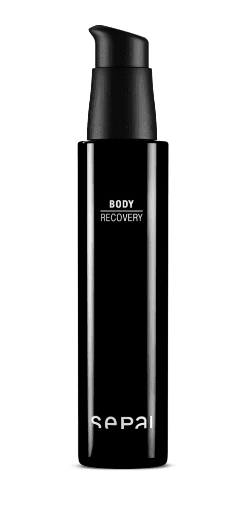 Czarny flakon kosmetyku z pompką, napis Body Recovery.