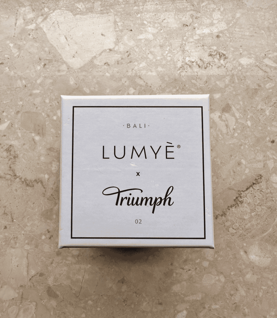 Pudełko Lumyè x Triumph na marmurowym tle.