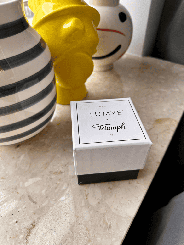 Opakowanie Lumyè x Triumph na marmurowym blacie