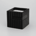 Czarna świeca w prostokątnym pojemniku