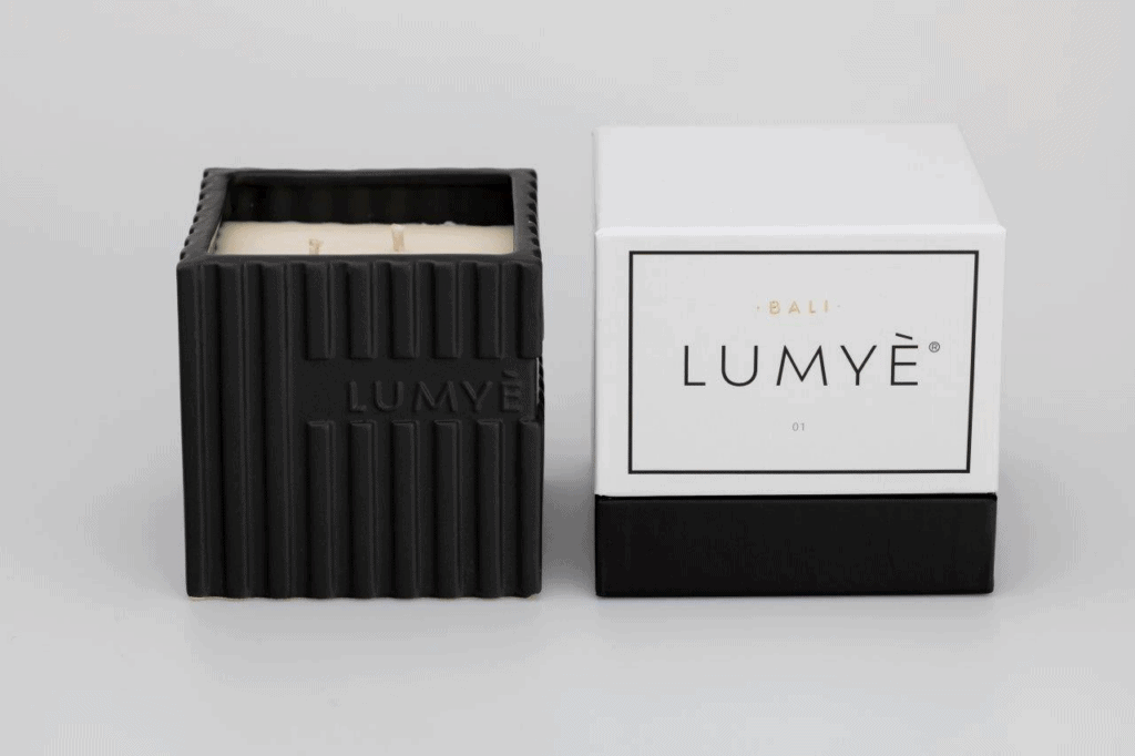 Czarna świeca w eleganckim pudełku z napisem Lumyè.