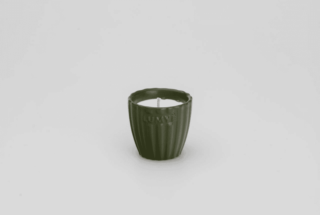 Zielona świeca w ceramicznym naczyniu