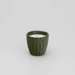 Zielona świeca w ceramicznym naczyniu