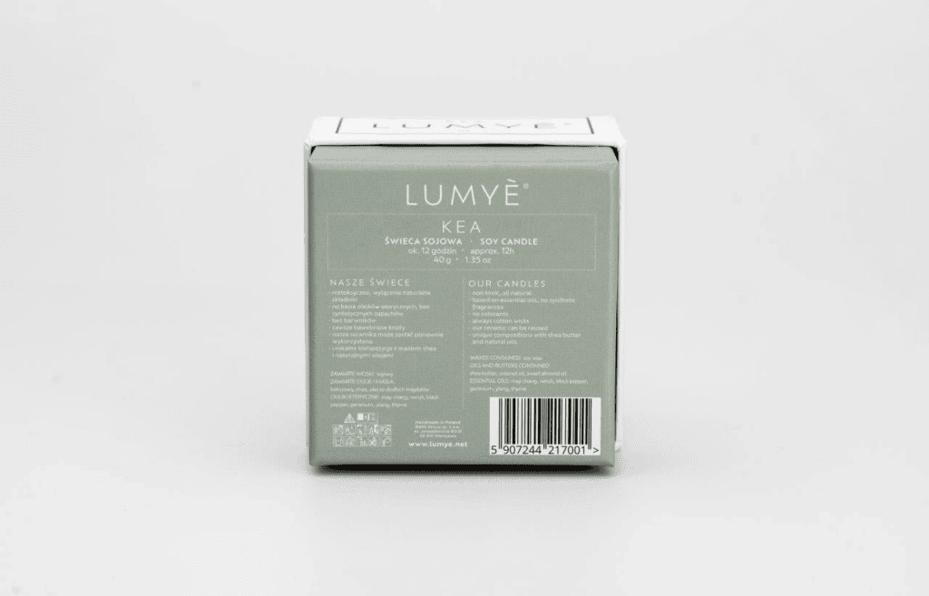 Opakowanie świecy sojowej Lumyè KEA z etykietą.
