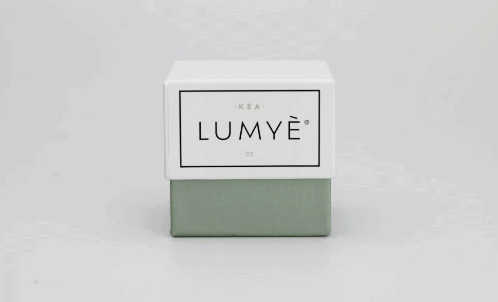 Pudełko Lumyè na białym tle.