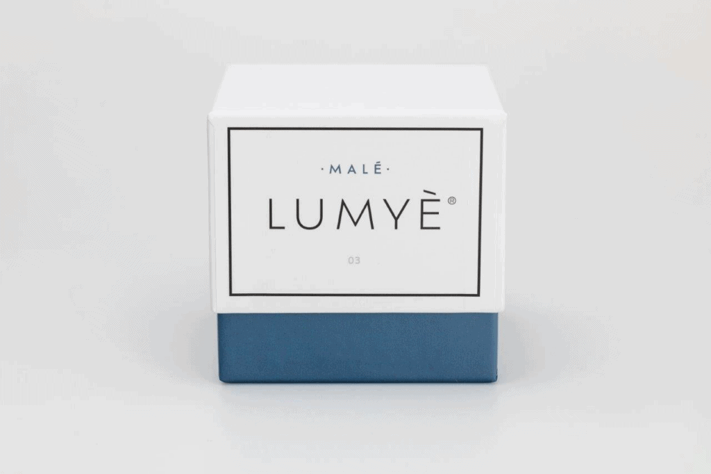 Białe pudełko z logo Lumyè na niebieskim tle.